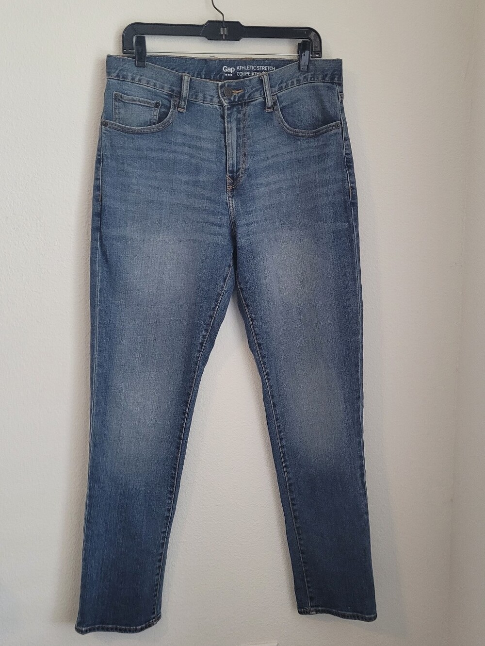GAP Athletic Stretch Jeans Size 32x32 Medium Indigo Wash Comfort Fit Denim